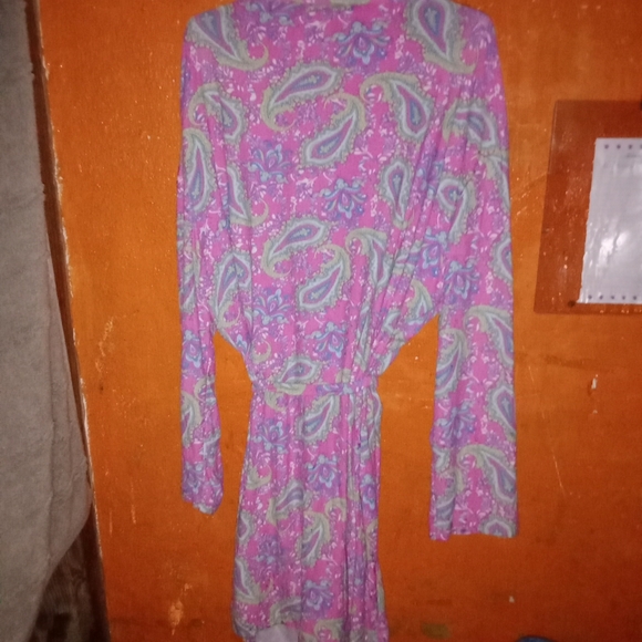 Bobbie Brooks Pink Paisley Robe🍒Size Small pre-owned warn once - Picture 4 of 4